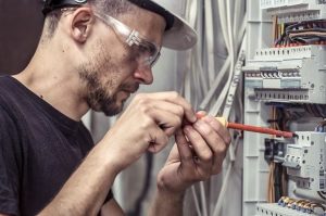 Électricien aux Lilas intervenant sur un tableau électrique en dépannage
