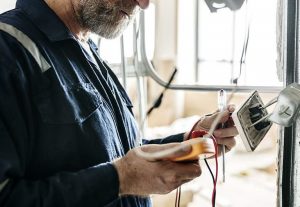 Électricien recherchant une panne électrique à Garches